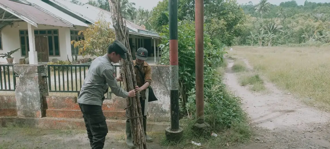 Bhabinkamtibmas Polsek Kakas Bantu Warga Pikul Kayu, Aksi Humanis Polri Tuai Apresiasi